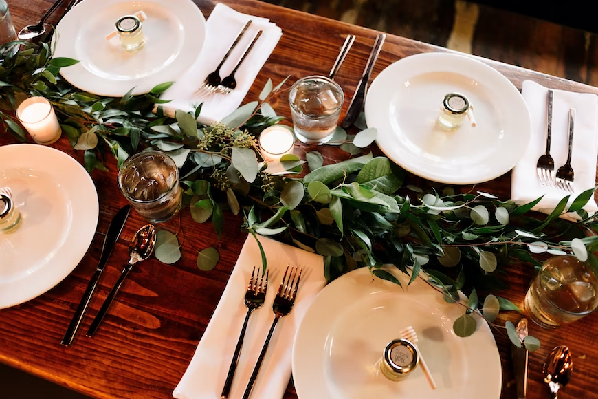 Dinner plate on the table in a eco-friendly wedding 